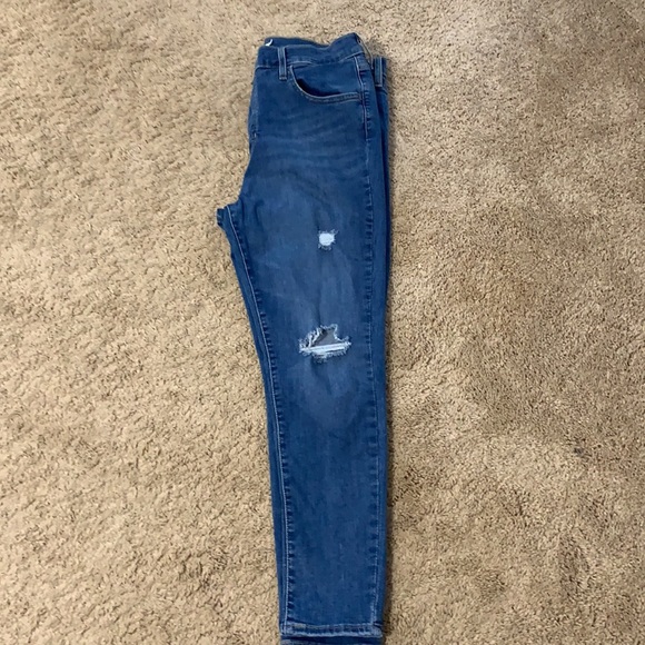 High Rise Super Skinny Distressed Levi’s - Picture 3 of 4